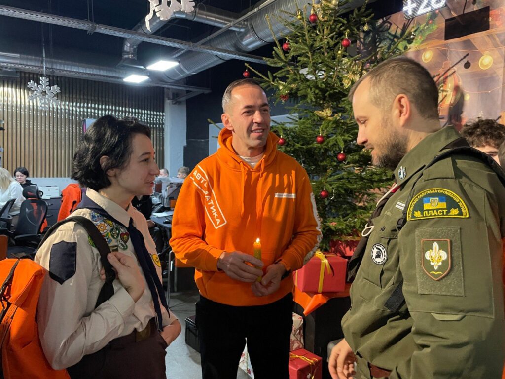 Пластуни передали Вифлеємський вогонь миру колективу Промавтоматики