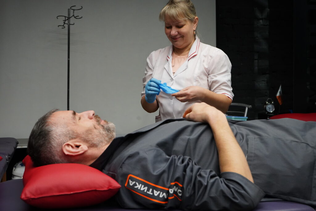 Кров для фронту: команда Промавтоматики здала 19 л крові для ЗСУ — фото 1