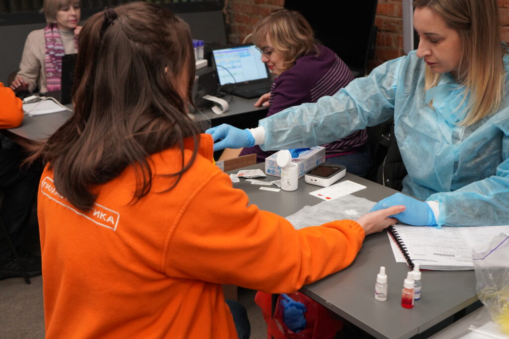 Кров для фронту: команда Промавтоматики здала 19 л крові для ЗСУ — фото 2