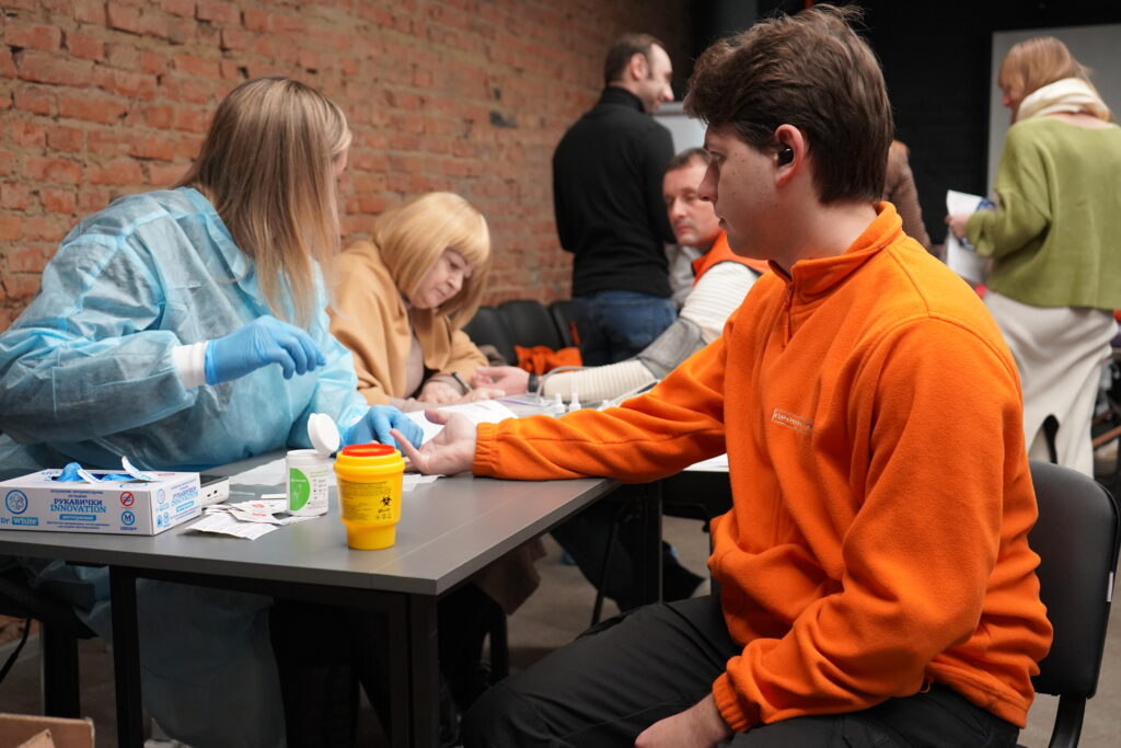 Кров для фронту: команда Промавтоматики здала 19 л крові для ЗСУ — фото 3