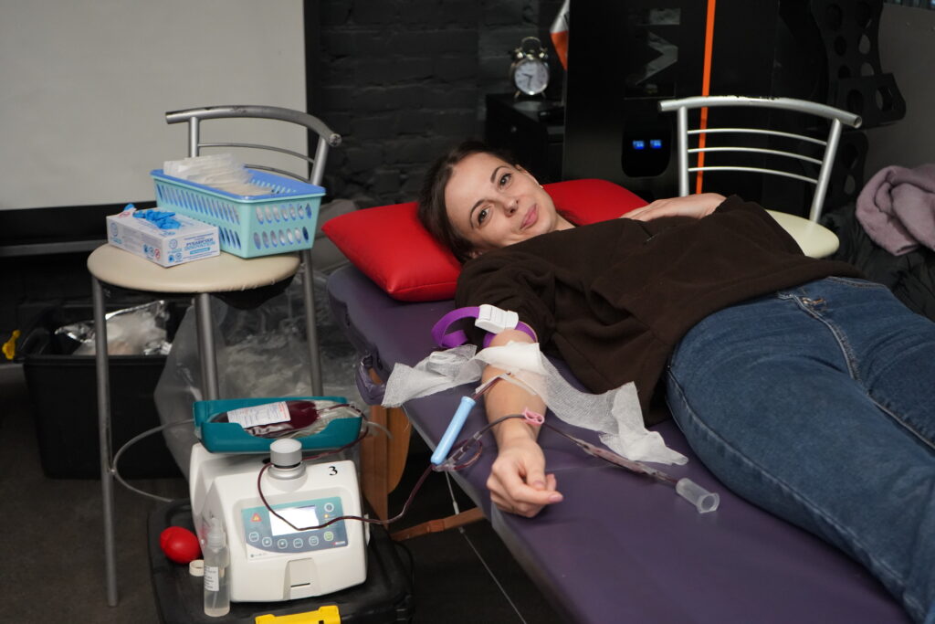 Кров для фронту: команда Промавтоматики здала 19 л крові для ЗСУ — фото 4