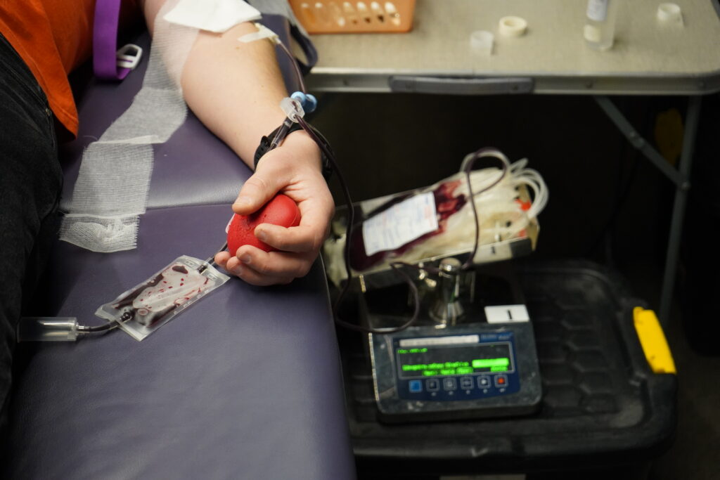 Кров для фронту: команда Промавтоматики здала 19 л крові для ЗСУ — фото 5